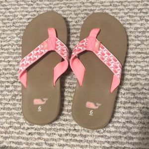Vineyard vines flip flops